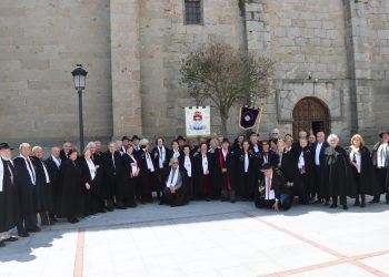 Alaraz acoge la fiesta de la asociación de la Capa Española en una bonita jornada con misa, dulces típicos y danzas tradicionales