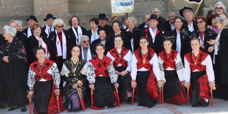 Alaraz acoge la fiesta de la asociación de la Capa Española en una bonita jornada con misa, dulces típicos y danzas tradicionales