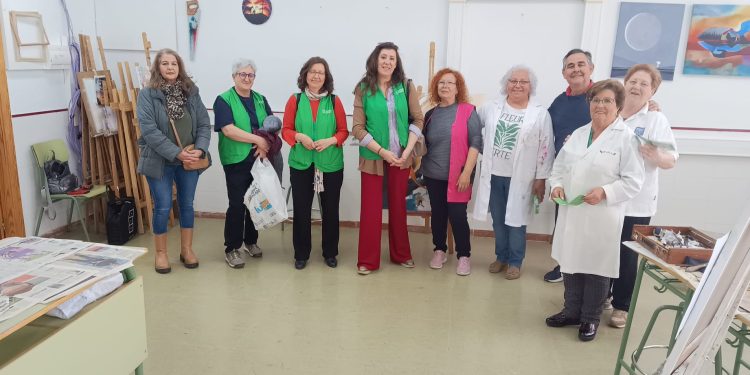 La AECC hace campaña en Peñaranda sobre la importancia del cribado de sangre en heces para prevenir el cáncer de colon