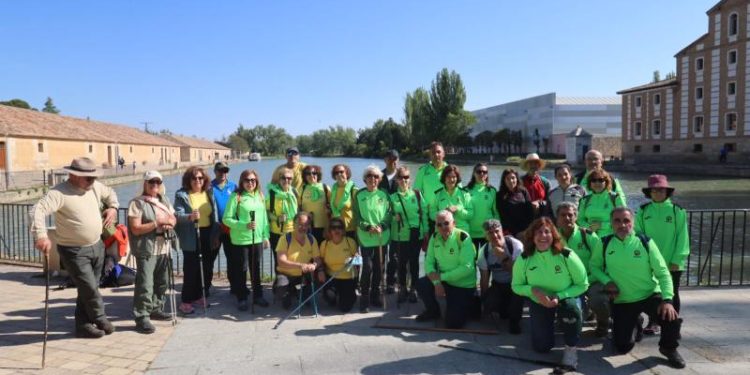 El club Camino el Cristo de Alaraz disfruta de una ruta por el Canal de Castilla, un gran e histórica obra de ingeniería hidráulica