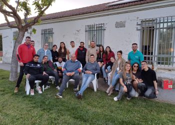 El tiempo da tregua en Aldeaseca de la Frontera y permite a sus vecinos disfrutar de una gran parrillada en la era de la Fuente