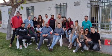 El tiempo da tregua en Aldeaseca de la Frontera y permite a sus vecinos disfrutar de una gran parrillada en la era de la Fuente