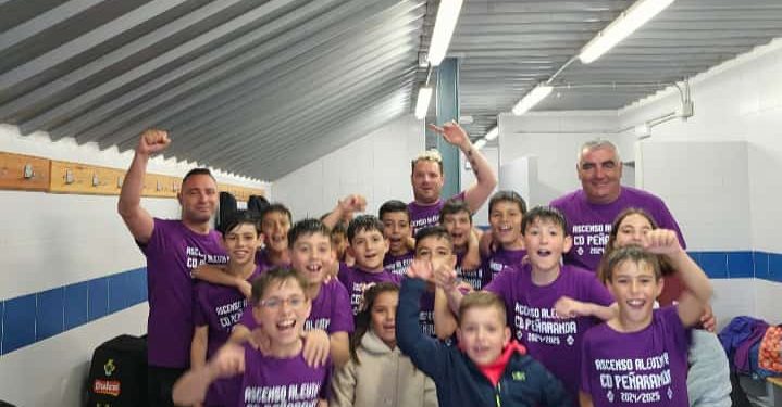 El Alevín B del Club Deportivo Peñaranda logra el ascenso a la segunda división provincial y lo celebra por todo lo alto