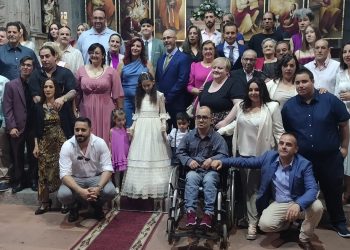 Alexia celebra su Primera Comunión en la iglesia parroquial de San Miguel en Peñaranda acompañada de toda su familia