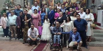 Alexia celebra su Primera Comunión en la iglesia parroquial de San Miguel en Peñaranda acompañada de toda su familia
