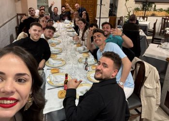 La banda de la Hermandad de Cofradías de la Semana Santa de Peñaranda comparte una animada cena de confraternidad