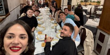 La banda de la Hermandad de Cofradías de la Semana Santa de Peñaranda comparte una animada cena de confraternidad