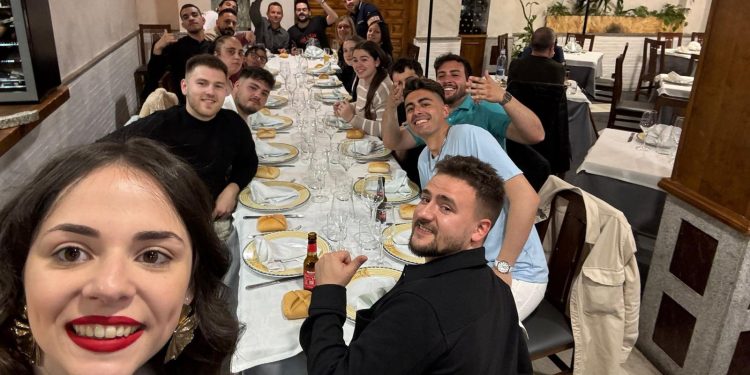 La banda de la Hermandad de Cofradías de la Semana Santa de Peñaranda comparte una animada cena de confraternidad