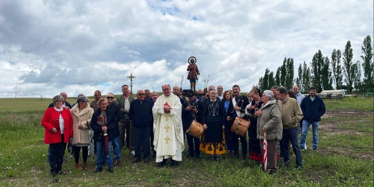 Cordovilla acompaña a San Isidro Labrador en la procesión y la bendición de campos con los sones de Ángel Rufino, el Mariquelo