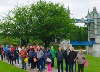 Vecinos de El Campo de Peñaranda disfrutan de una excursión al Parque Europa de Torrejón de Ardoz y a Mejorada del Campo