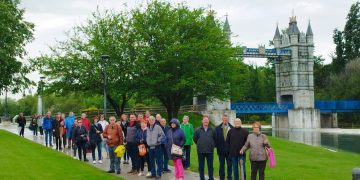Vecinos de El Campo de Peñaranda disfrutan de una excursión al Parque Europa de Torrejón de Ardoz y a Mejorada del Campo