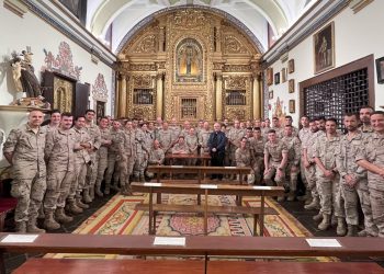 La Virgen del Loreto de Peñaranda recibe a militares de la Base Aérea de Matacán que la tienen como patrona y protectora