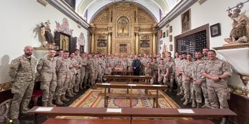 La Virgen del Loreto de Peñaranda recibe a militares de la Base Aérea de Matacán que la tienen como patrona y protectora