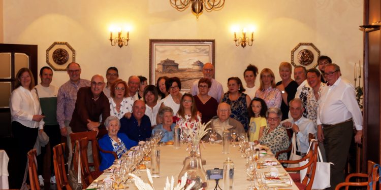 Cuatro generaciones de la familia Galindo se reúnen en Peñaranda para compartir un emotivo encuentro repleto de vivencias