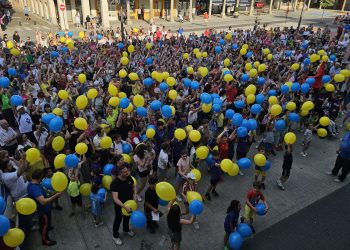 El Grand Prix desata pasiones en Peñaranda: globos amarillos y azules, aplausos y lanzamiento de camisetas en la grabación
