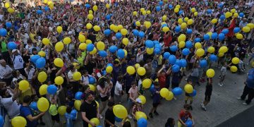 El Grand Prix desata pasiones en Peñaranda: globos amarillos y azules, aplausos y lanzamiento de camisetas en la grabación