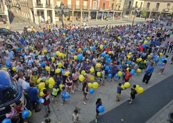 El Grand Prix desata pasiones en Peñaranda: globos amarillos y azules, aplausos y lanzamiento de camisetas en la grabación