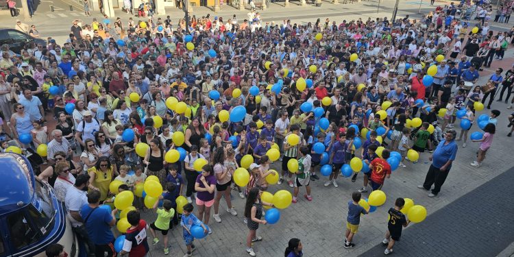 El Grand Prix desata pasiones en Peñaranda: globos amarillos y azules, aplausos y lanzamiento de camisetas en la grabación