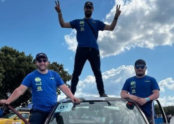 Héctor Gómez y los hermanos peñarandinos Luis y David Conde compiten con su «Corsa» en la I prueba de resistencia QV