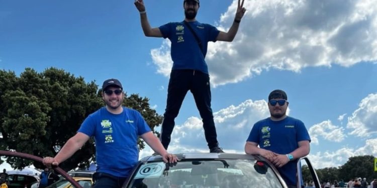 Héctor Gómez y los hermanos peñarandinos Luis y David Conde compiten con su «Corsa» en la I prueba de resistencia QV