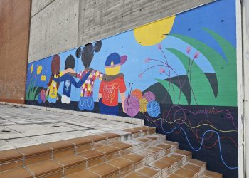 Acomunidad estrena un mural en el pabellón polideportivo cubierto de Peñaranda inspirado en 30 dibujos por la tolerancia