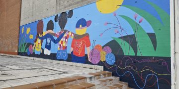 Acomunidad estrena un mural en el pabellón polideportivo cubierto de Peñaranda inspirado en 30 dibujos por la tolerancia