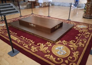 José Ángel Nava firma el dorado y policromía de la peana en la que se venerará el cuerpo de Santa Teresa de Jesús en Alba