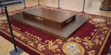 José Ángel Nava firma el dorado y policromía de la peana en la que se venerará el cuerpo de Santa Teresa de Jesús en Alba