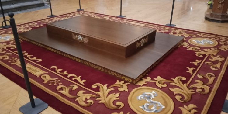 José Ángel Nava firma el dorado y policromía de la peana en la que se venerará el cuerpo de Santa Teresa de Jesús en Alba