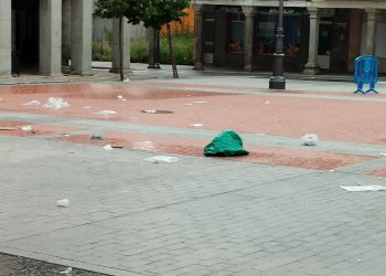 Peñaranda en Común denuncia el grave problema de la suciedad que se genera los días de mercado en el centro de la localidad