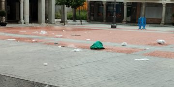 Peñaranda en Común denuncia el grave problema de la suciedad que se genera los días de mercado en el centro de la localidad