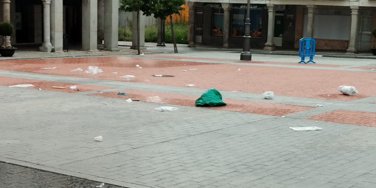 Peñaranda en Común denuncia el grave problema de la suciedad que se genera los días de mercado en el centro de la localidad