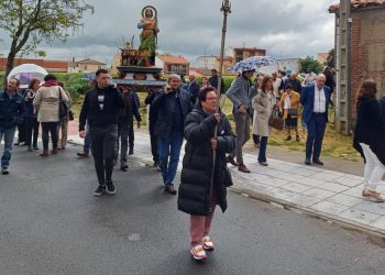 San Isidro desfila entre paraguas en Peñaranda en una fiesta que ha seguido este año por el empeño del párroco, Lauren Sevillano
