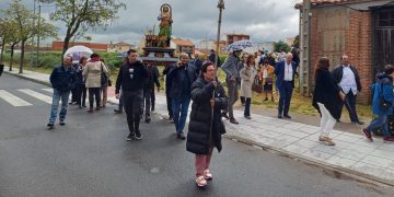 San Isidro desfila entre paraguas en Peñaranda en una fiesta que ha seguido este año por el empeño del párroco, Lauren Sevillano