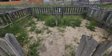 Los dueños de mascotas reclaman en Peñaranda el arreglo de las puertas del pipican y la limpieza urgente de la maleza acumulada