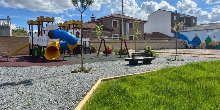 El PP de Peñaranda reclama la apertura de los aseos y dotar de sombras al parque Clara Campoamor y las pistas de calva