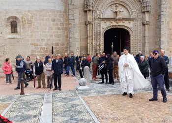Santiago de la Puebla honra a San Isidro que ha salido en procesión junto a la Virgen de Mayo en remolques engalanados