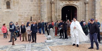 Santiago de la Puebla honra a San Isidro que ha salido en procesión junto a la Virgen de Mayo en remolques engalanados