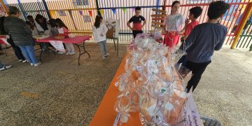 Gran acogida en Peñaranda al mercadillo del «Seve» con los productos artesanales creados por los alumnos del centro