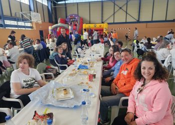 Una paella para más de 300 comensales en el pabellón cubierto del «Seve» pone el broche a la jornada deportiva en Peñaranda