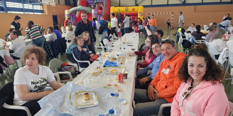 Una paella para más de 300 comensales en el pabellón cubierto del «Seve» pone el broche a la jornada deportiva en Peñaranda