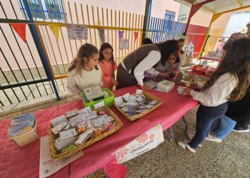 Gran acogida en Peñaranda al mercadillo del «Seve» con los productos artesanales creados por los alumnos del centro