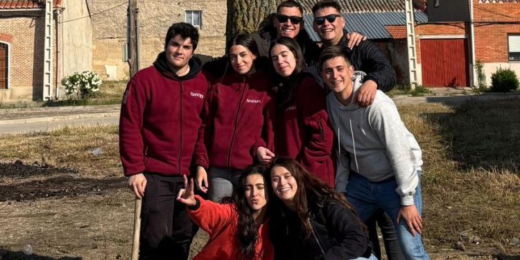 Los quint@s del 2006 protagonizan la segunda jornada de las fiestas de Tarazona de Guareña poniendo el popular mayo