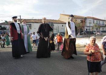 El pasacalles de gigantes «El Rey villoruelense» congrega a niños y mayores en un recorrido desde la iglesia hasta el multiusos