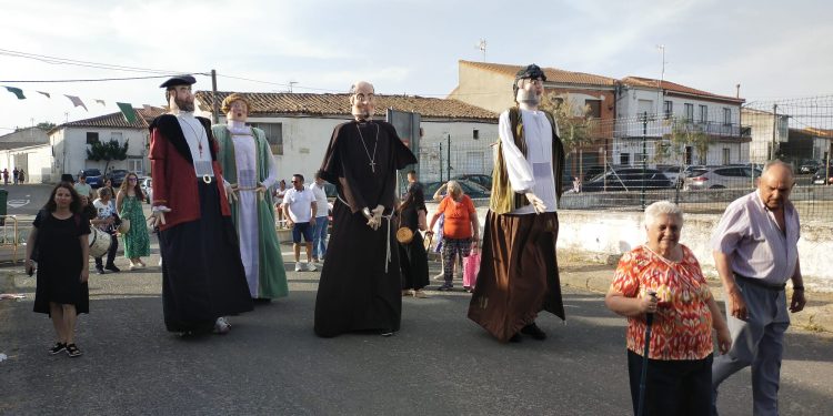 El pasacalles de gigantes «El Rey villoruelense» congrega a niños y mayores en un recorrido desde la iglesia hasta el multiusos