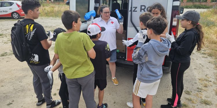 Cruz Roja lleva a cabo una recogida de «basuraleza» en el parque El Inestal de Peñaranda con motivo del Día del Medio Ambiente