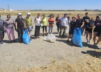 Peñaranda se suma a la campaña «Basuraleza» y lleva a cabo una recogida de residuos en el entorno del barrio de San Lázaro