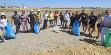 Peñaranda se suma a la campaña «Basuraleza» y lleva a cabo una recogida de residuos en el entorno del barrio de San Lázaro