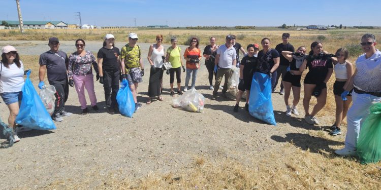 Peñaranda se suma a la campaña «Basuraleza» y lleva a cabo una recogida de residuos en el entorno del barrio de San Lázaro