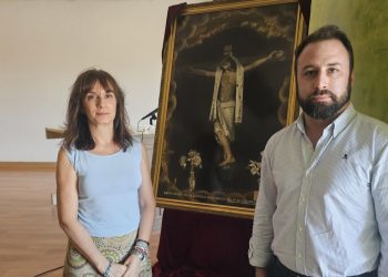 Villar de Gallimazo devuelve al Cristo de la Custodia su esplendor original en las manos de la restauradora Isabel Pantaleón
